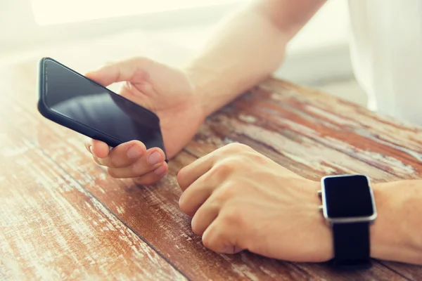 Nahaufnahme der Hände mit Smartphone und Uhr — Stockfoto