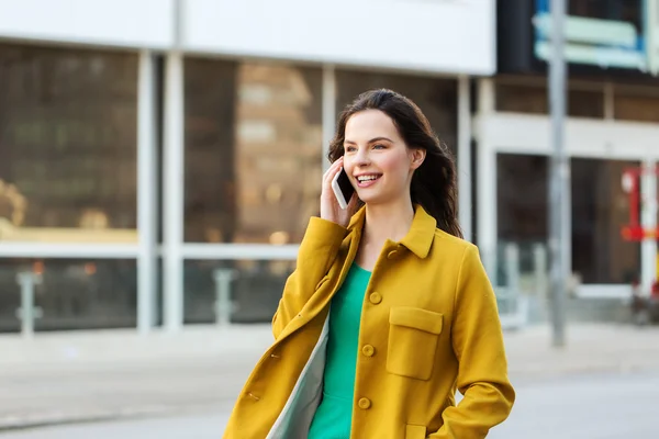 Ung kvinna eller tjej ringer på smartphone leende — Stockfoto