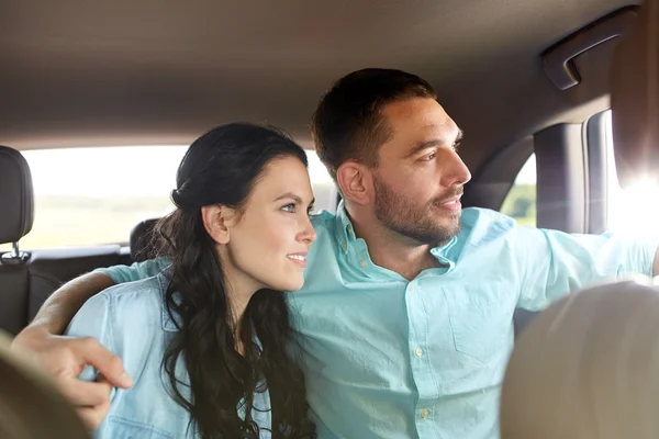 Glücklicher Mann und Frau, die sich im Auto umarmen — Stockfoto