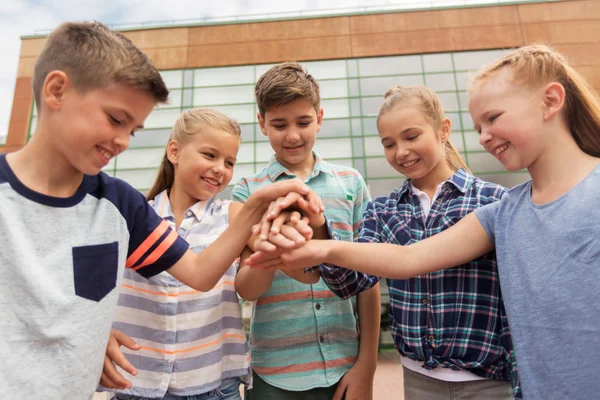 Groep van gelukkig basisschool leerlingen — Stockfoto