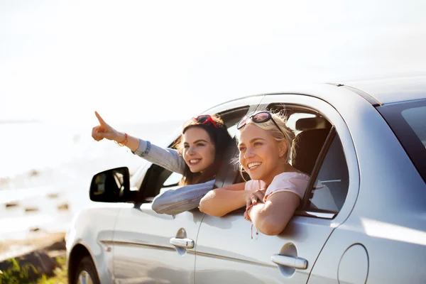 Glückliche Teenager-Mädchen oder Frauen im Auto am Meer — Stockfoto