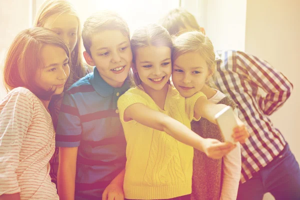 Grupo de escolares tomando selfie con smartphone — Foto de Stock