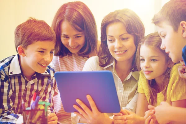 Group of kids with teacher and tablet pc at school — Stock Photo, Image