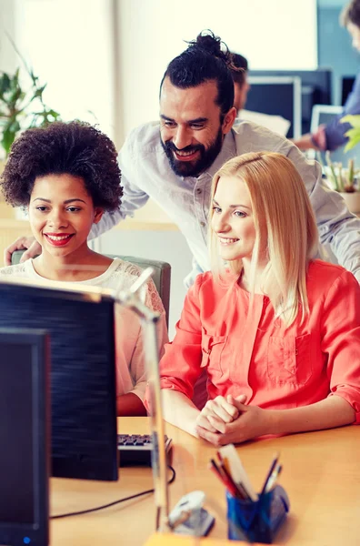 Gelukkig creatief team met computer op kantoor — Stockfoto