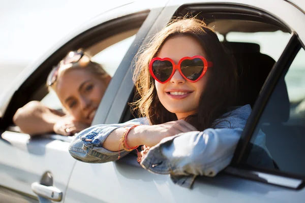幸せな 10 代の女の子や海辺で車の中の女性 — ストック写真