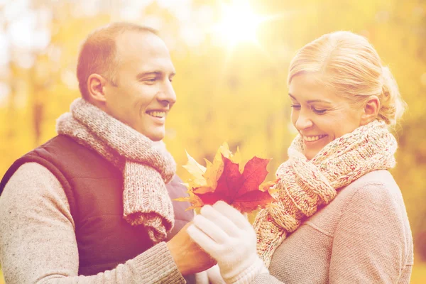 Couple souriant dans le parc d'automne — Photo