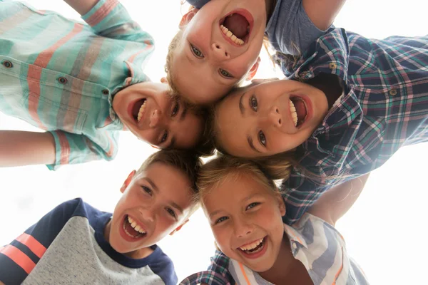 Grupo de niños felices rostros en círculo — Foto de Stock
