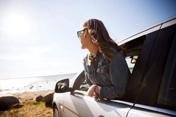 Glückliches Teenager-Mädchen oder junge Frau im Auto — Stockfoto