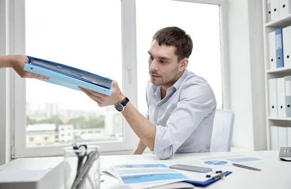 Affärsman med papper från sekreterare i office — Stockfoto