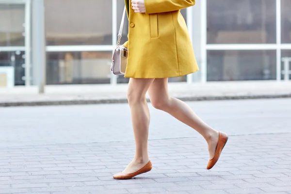 Piernas de mujer joven corriendo por la calle de la ciudad — Foto de Stock