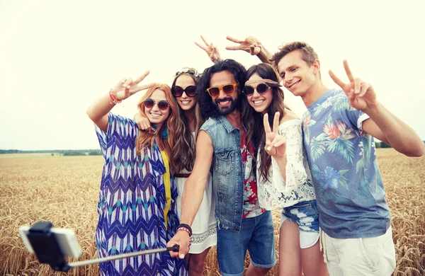 Hippie přátelé s smartphone na selfie stick — Stock fotografie