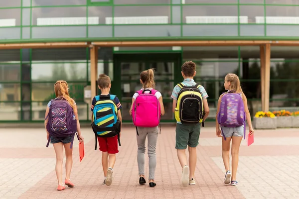 Gruppe glücklicher Grundschüler zu Fuß — Stockfoto