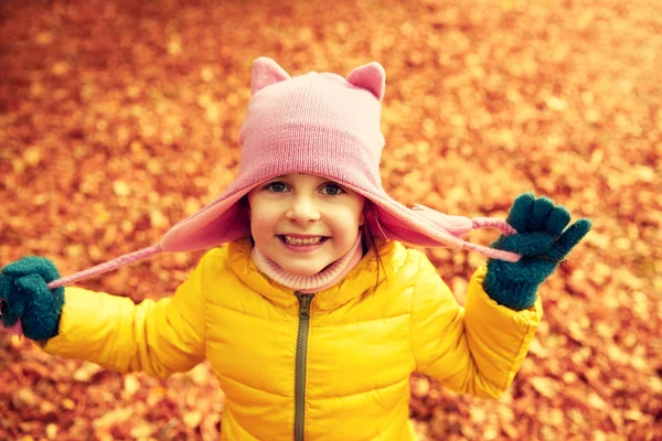 Glückliches kleines Mädchen im Herbstpark — Stockfoto