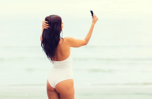 Junge Frau macht Selfie mit Smartphone — Stockfoto