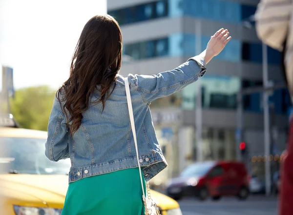 Jovem mulher ou menina pegar táxi na rua da cidade — Fotografia de Stock