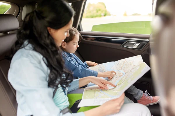 Glückliche Familie mit Reisekarte im Auto — Stockfoto