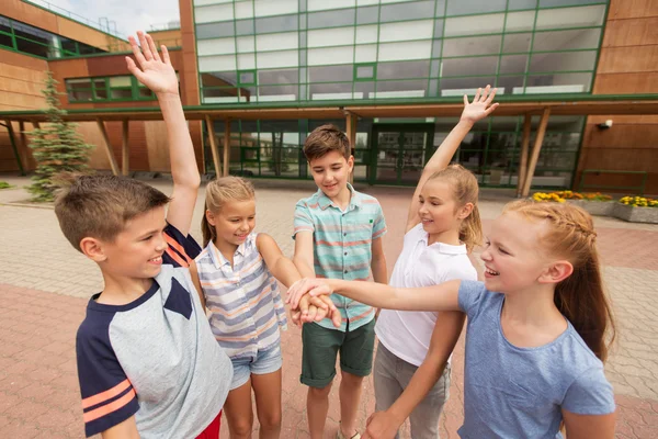 Groep van gelukkig basisschool leerlingen — Stockfoto