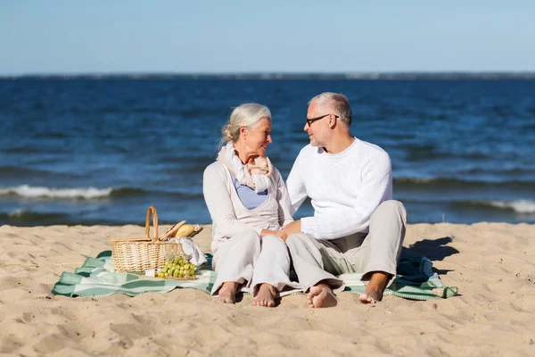 Šťastný pár vysokých pikniku na pláži v létě — Stock fotografie