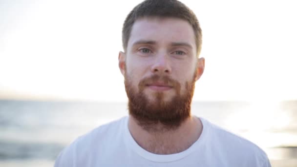 Cara de joven feliz sonriente en la playa — Vídeo de stock