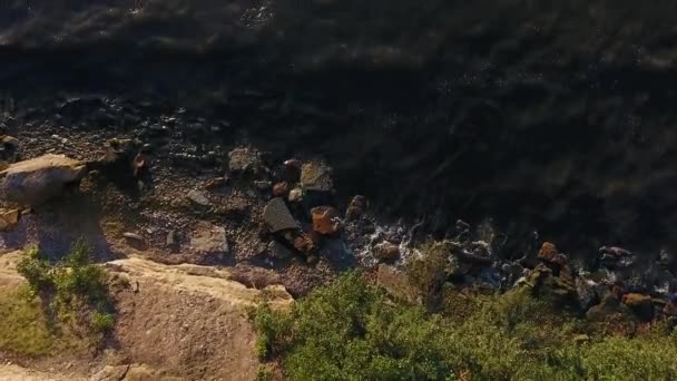 Vista aérea al acantilado y al mar báltico en estonia — Vídeos de Stock