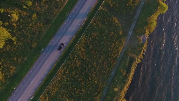 Vista aérea para penhasco, mar e carro dirigindo na estrada — Vídeo de Stock