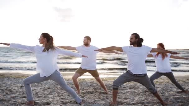 Grupo de pessoas fazendo exercícios de ioga na praia — Vídeo de Stock