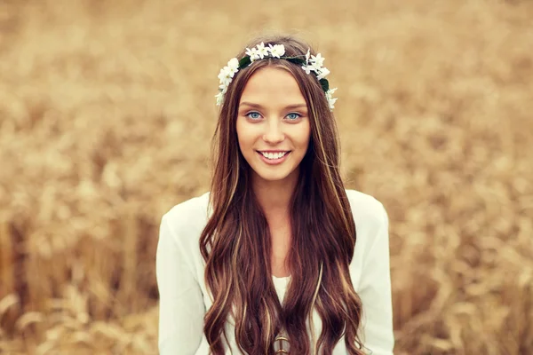 Sorrindo jovem hippie mulher no campo de cereais — Fotografia de Stock