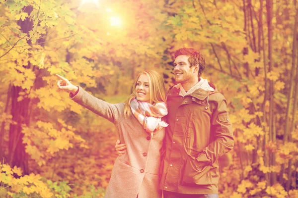 Couple souriant étreignant dans le parc d'automne — Photo