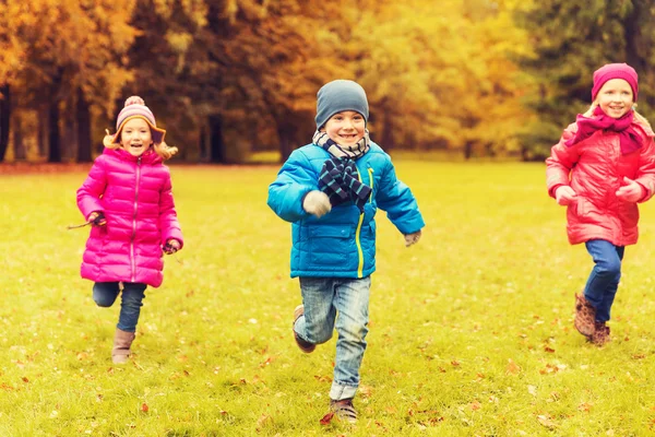 Gruppo di bambini felici che corrono all'aperto — Foto Stock