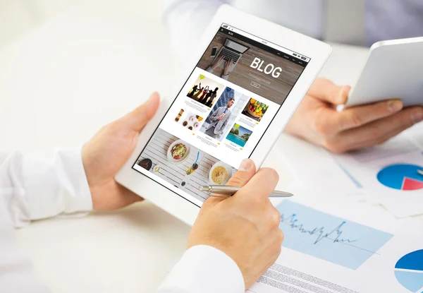 Nahaufnahme der Hände mit Internet-Blog auf Tablet-PC — Stockfoto