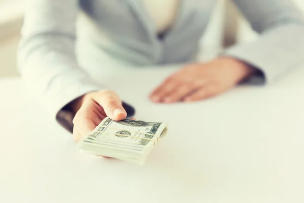 Nahaufnahme von Frauenhänden, die uns Dollargeld halten — Stockfoto