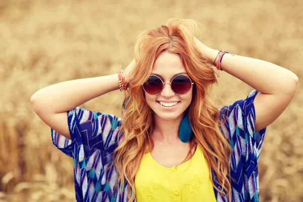 Glimlachend jonge roodharige hippie vrouw buitenshuis — Stockfoto