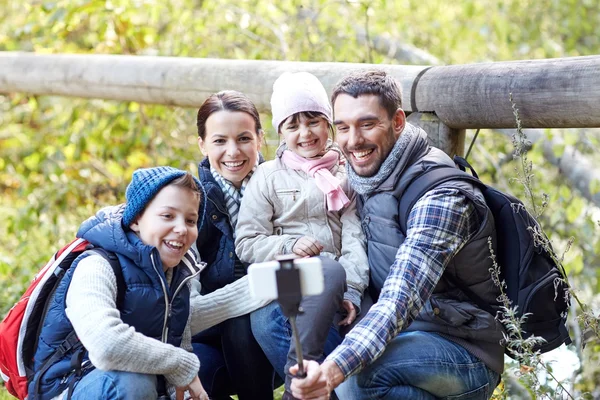 Famiglia felice con smartphone selfie bastone nel bosco — Foto Stock