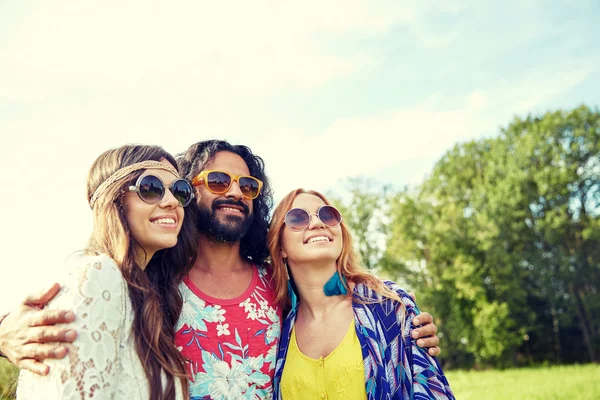 Glimlachend jonge hippie vrienden buitenshuis — Stockfoto