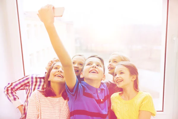 Group of school kids taking selfie with smartphone — Stock Photo, Image