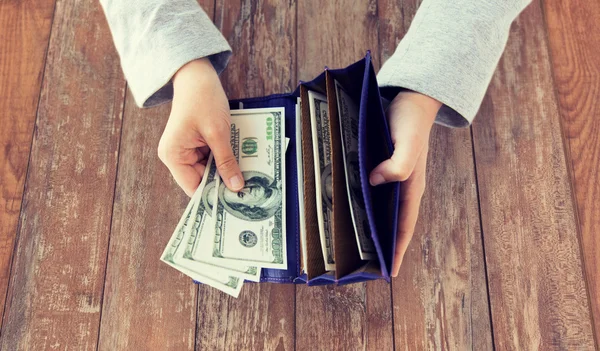 Close up of woman hands with wallet and money — Stock Photo, Image