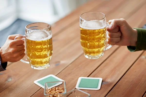 Крупним планом руки з пивними чашками в барі або пабі — стокове фото