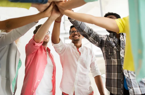 Gruppo di studenti internazionali che fanno il cinque — Foto Stock