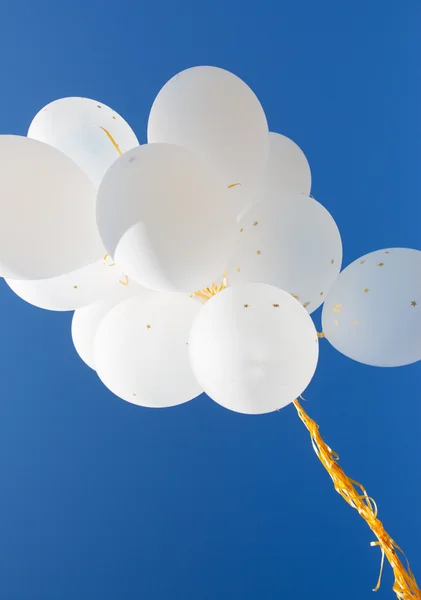 Primo piano di palloncini di elio bianco nel cielo blu — Foto Stock