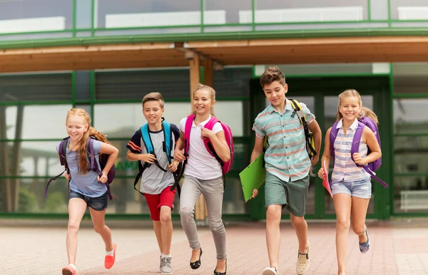 Groupe d'élèves heureux de l'école élémentaire courir — Photo