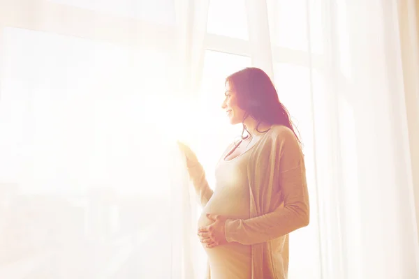 창에 찾고 행복 한 임신 여자의 클로즈업 — 스톡 사진