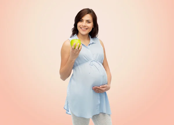 Glad gravid kvinna som håller grönt äpple — Stockfoto