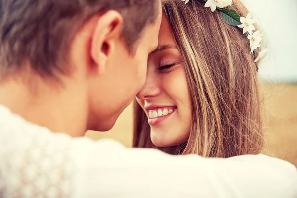 Feliz sorrindo jovem hippie casal ao ar livre — Fotografia de Stock