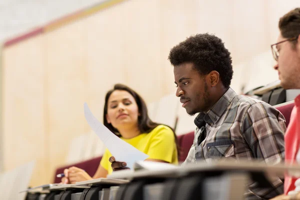 Estudantes internacionais com teste sobre palestra — Fotografia de Stock