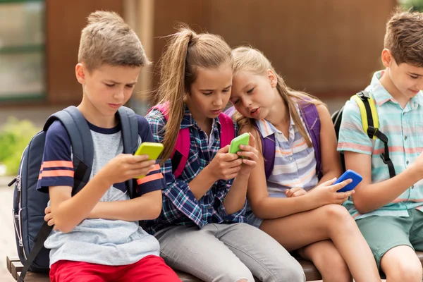 Žáky s chytrými telefony — Stock fotografie