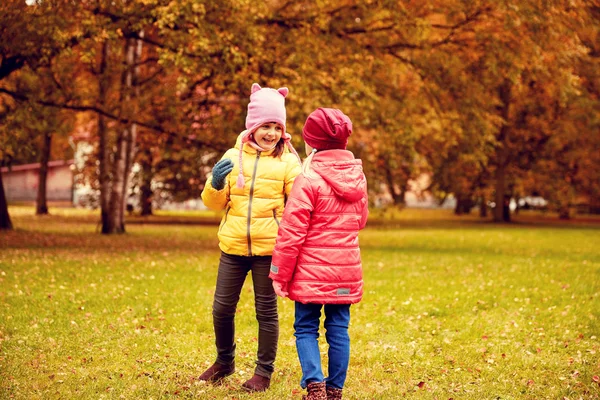 Dwie dziewczynki szczęśliwy w jesienny park — Zdjęcie stockowe