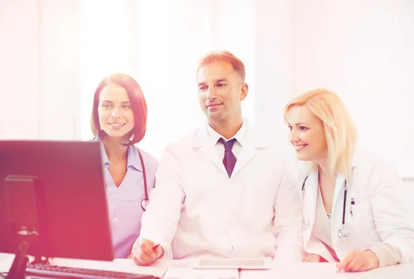 Lékaři na setkání při pohledu na počítači — Stock fotografie
