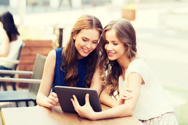 Felici giovani donne o ragazze adolescenti con tablet pc — Foto Stock