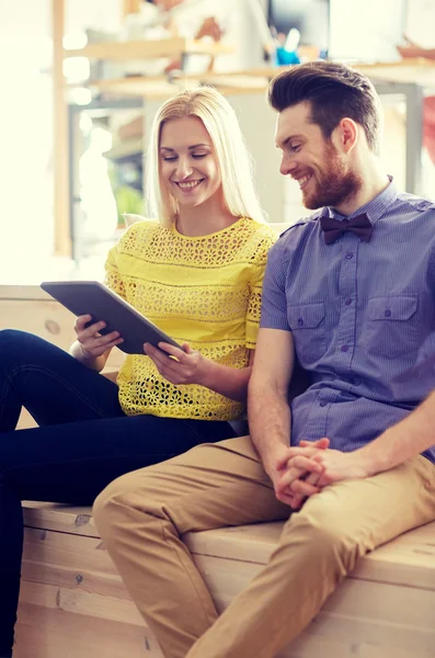 Glückliches Kreativteam mit Tablet-PC im Büro — Stockfoto