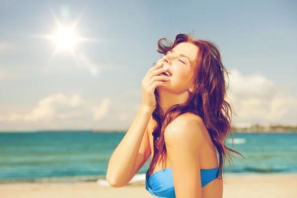 Lachende vrouw op het strand — Stockfoto